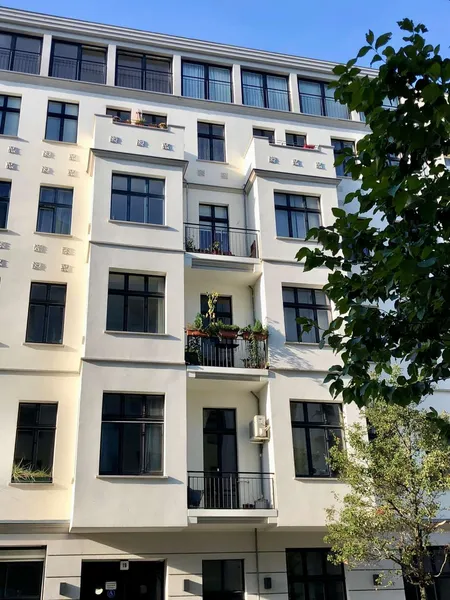 Wunderschöne Zwei Zimmer mit Balkon im Grünen — photo 1